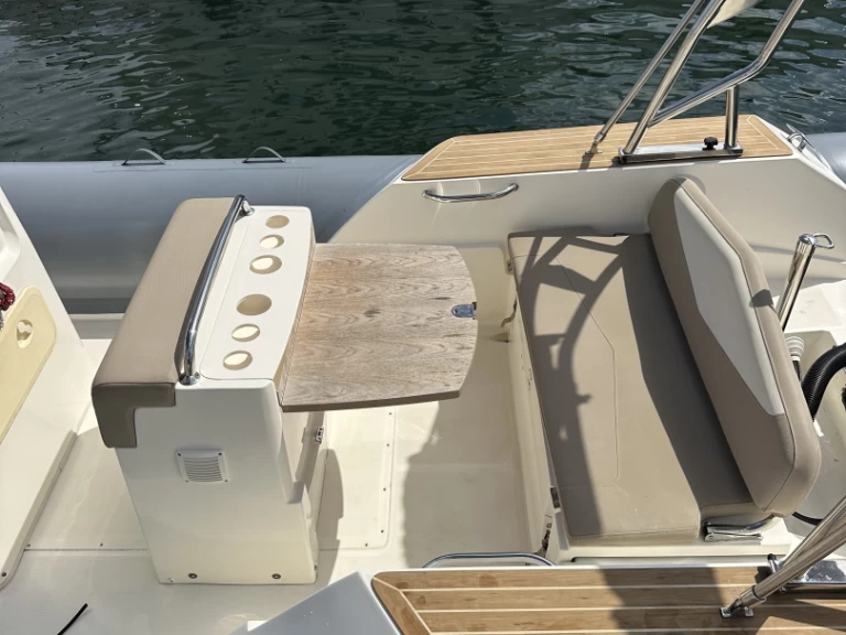 Louer Semi-rigide avec ou sans skipper Capelli à Port de Hyères (St Pierre)