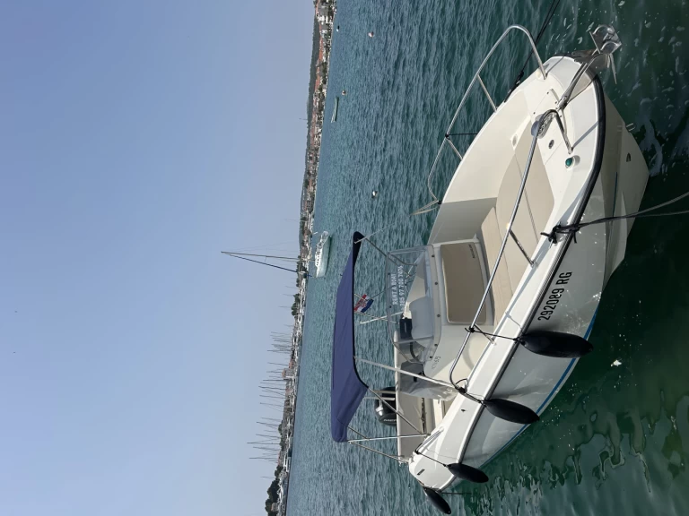 Bateau à moteur à louer à Rogoznica au meilleur prix
