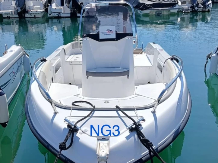 Louer Bateau à moteur avec ou sans skipper Trimarchi à Porto Mirabello