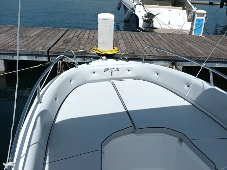 Louer Bateau à moteur avec ou sans skipper Trimarchi à Porto Mirabello