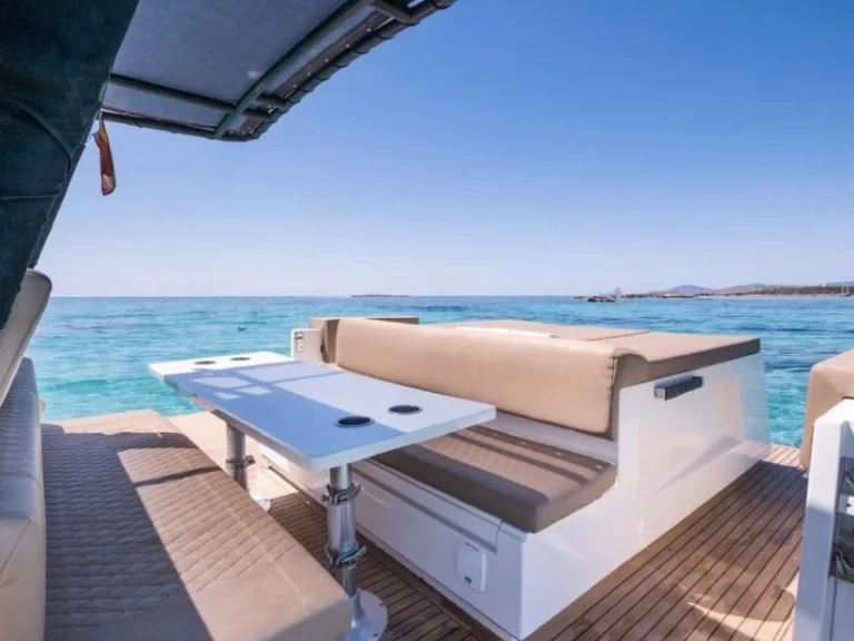Bateau à moteur à louer à Ibiza Magna au meilleur prix