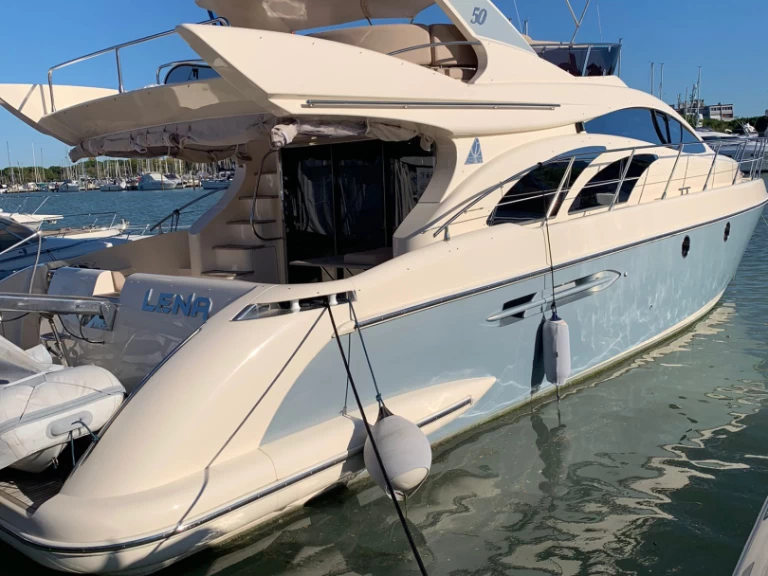 Location Bateau à moteur Azimut avec permis