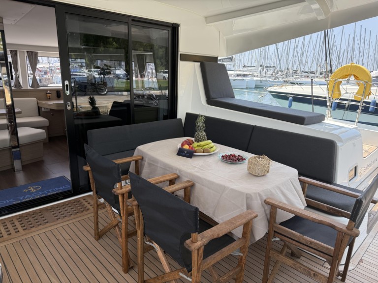 Louer Catamaran avec ou sans skipper Lagoon à Álimos