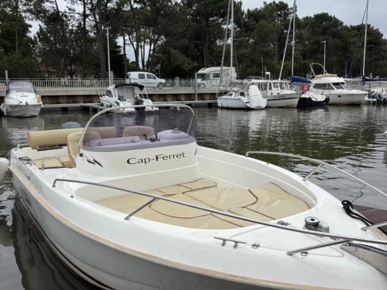 Bateau à moteur à louer à Grand Piquey au meilleur prix