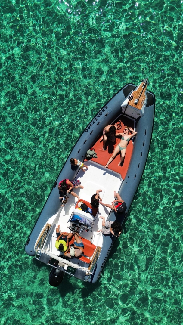 Semi-rigide à louer à Cala Gonone au meilleur prix