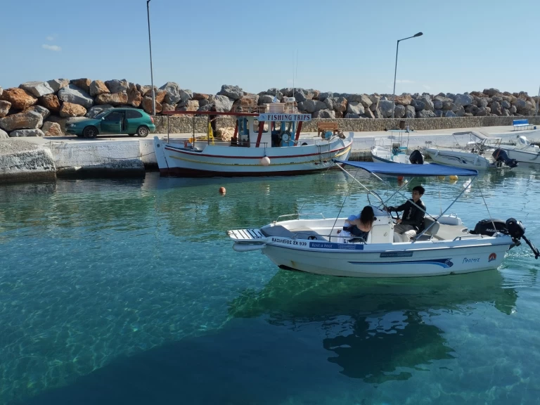Louer Bateau à moteur avec ou sans skipper Proteus à Kalyvès