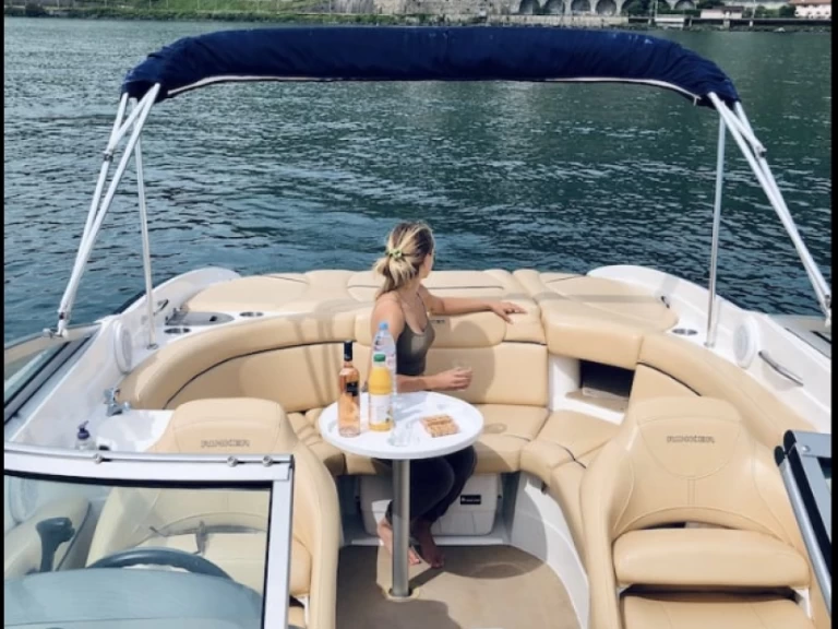 Location Bateau à moteur Rinker avec permis