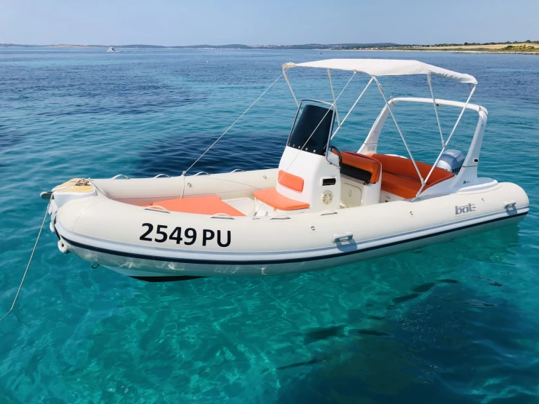 Louer Semi-rigide avec ou sans skipper Bat 590 à Medulin