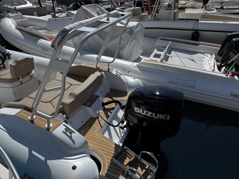 Semi-rigide à louer à Naples au meilleur prix