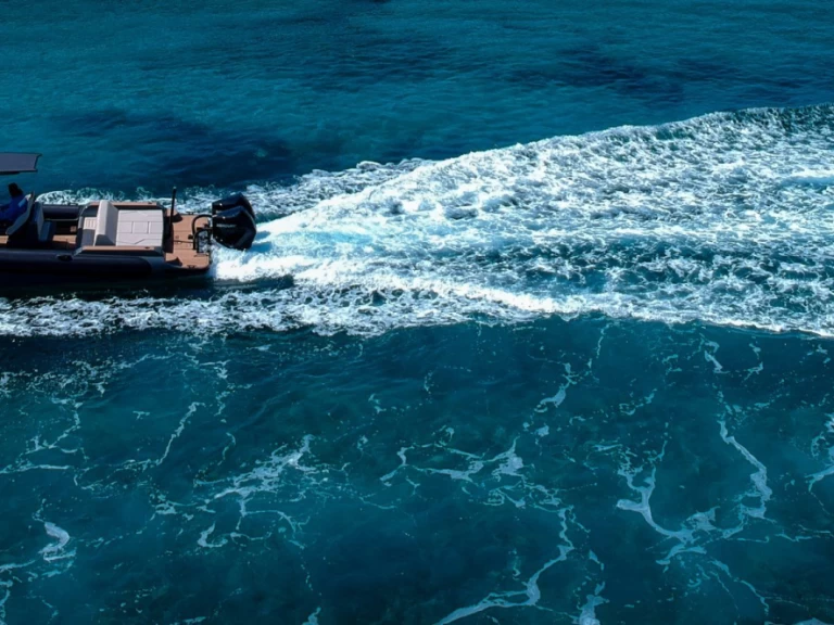 Bateau à moteur à louer à Lagonisí au meilleur prix