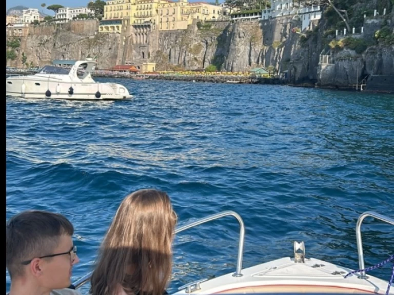Bateau à moteur à louer à Sorrento au meilleur prix