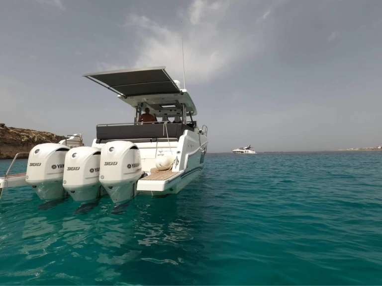 Location Bateau à moteur à San Ġiljan - Jeanneau cap camarat 12.5WA