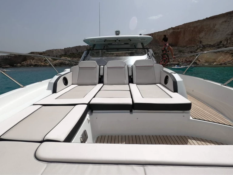 Location bateau Jeanneau cap camarat 12.5WA à San Ġiljan sur Samboat