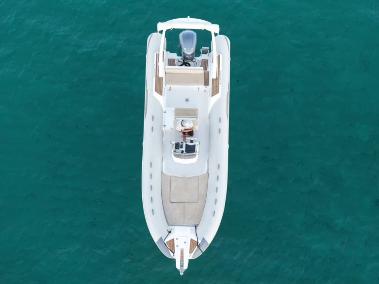 Louer Semi-rigide avec ou sans skipper Capelli à Ajaccio