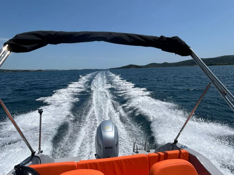 Louer Bateau à moteur avec ou sans skipper Quicksilver à Kukljica