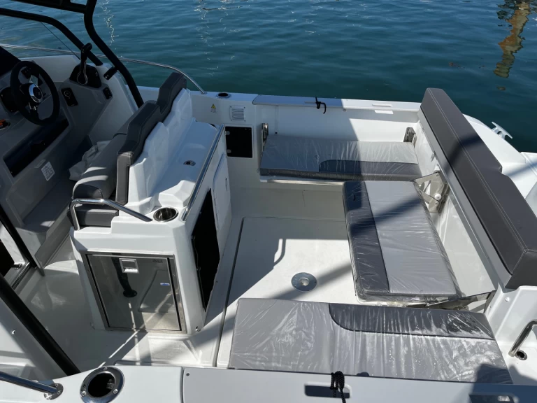Louez un Jeanneau Cap Camarat 7.5 WA à Port la Forêt