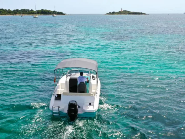 Bateau à moteur à louer à Port d'Alcudia au meilleur prix