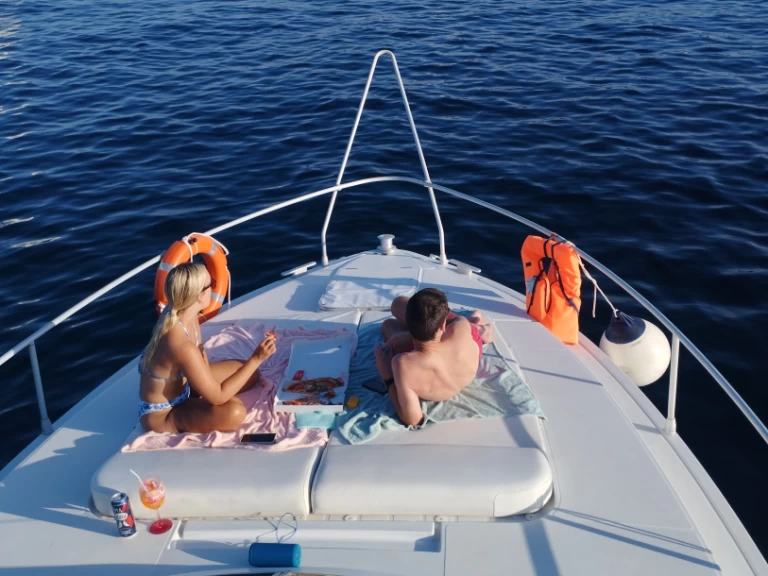 Location Bateau à moteur Ferretti avec permis