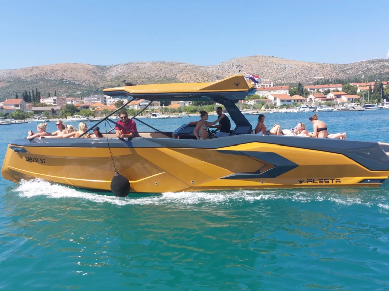 Louez un Alesta Marine Raptor parasailing à Split