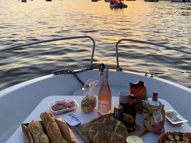 Location bateau Jeanneau Cap Camarat 5.5 CC Serie 2 Style à Palavas-les-Flots sur Samboat