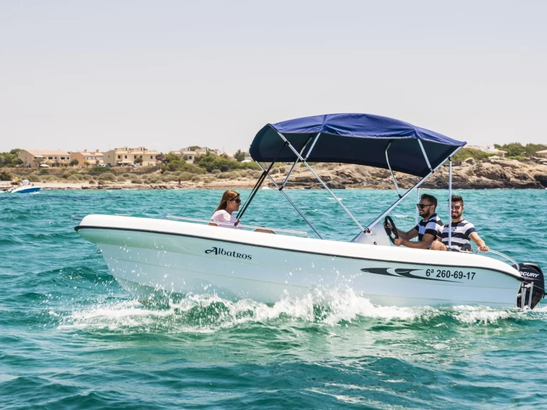 Bateau à moteur à louer à Portocolom au meilleur prix
