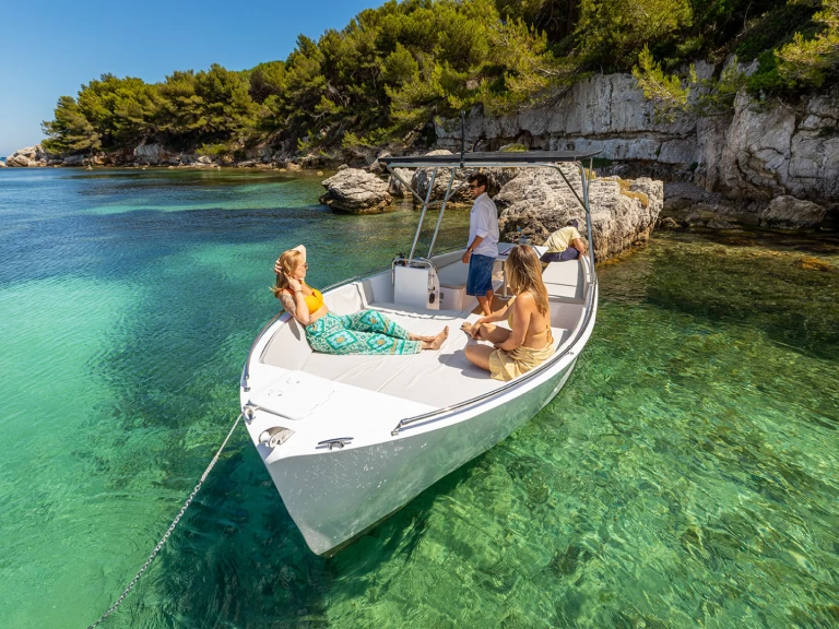 Bateau à moteur à louer à Port Pierre Canto au meilleur prix