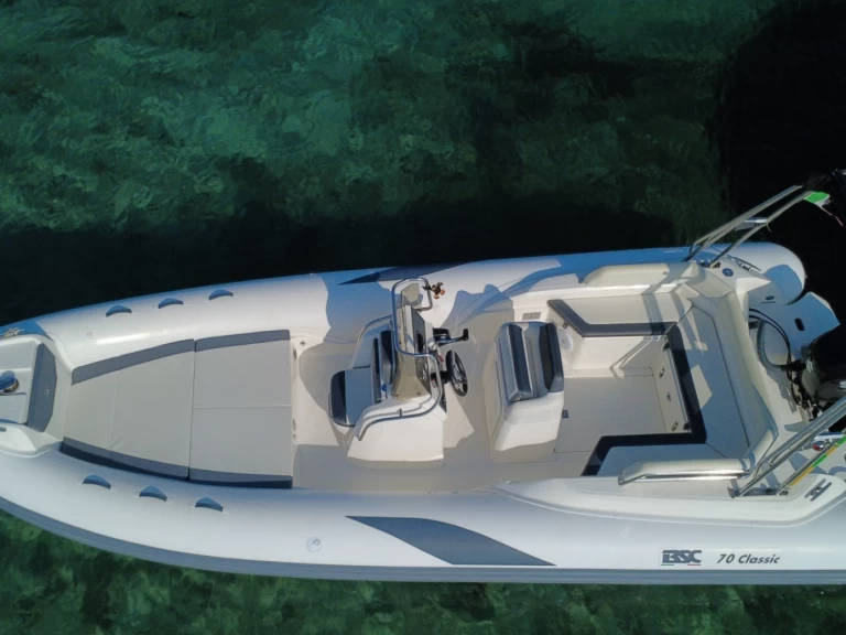 Louer Semi-rigide avec ou sans skipper Bsc à Cannigione