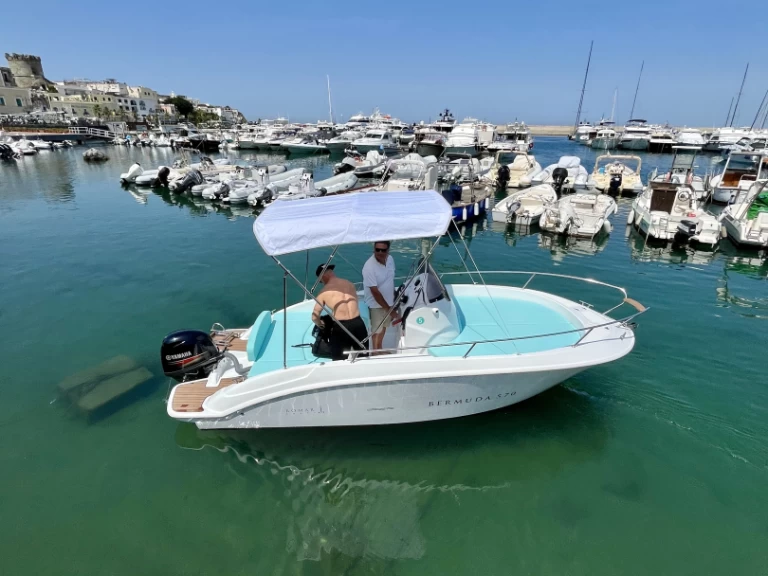Bateau à moteur à louer à Ischia au meilleur prix