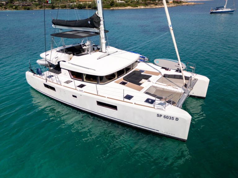 Catamaran à louer à Cugnana Verde au meilleur prix