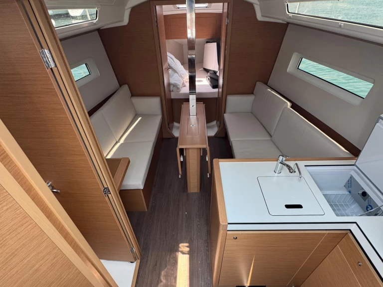 Location à Nettuno - Jeanneau Sun Odyssey 350 sur SamBoat