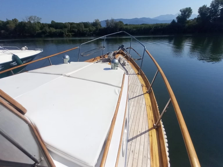 Bateau à moteur à louer à Bocca di Magra au meilleur prix