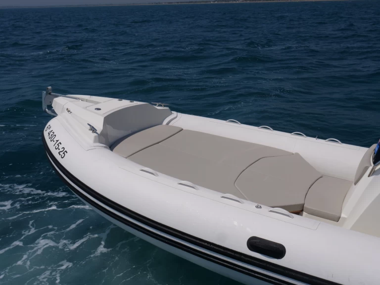 Louer Semi-rigide avec ou sans skipper Capelli à Empuriabrava