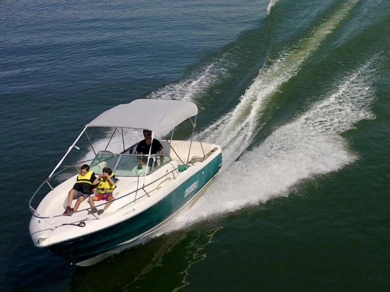 Bateau à moteur à louer à Larmor-Plage au meilleur prix