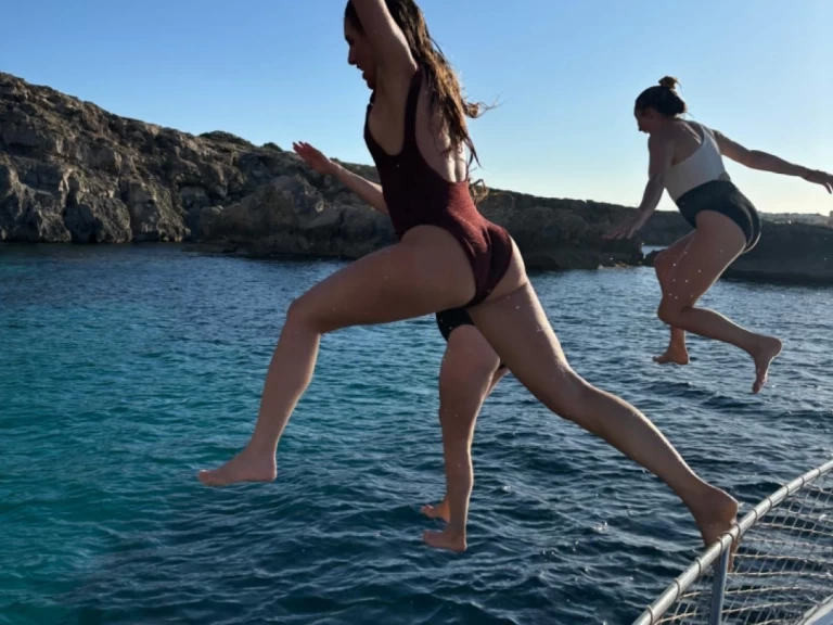 Louer Bateau à moteur avec ou sans skipper Jeanneau à Marina Formentera