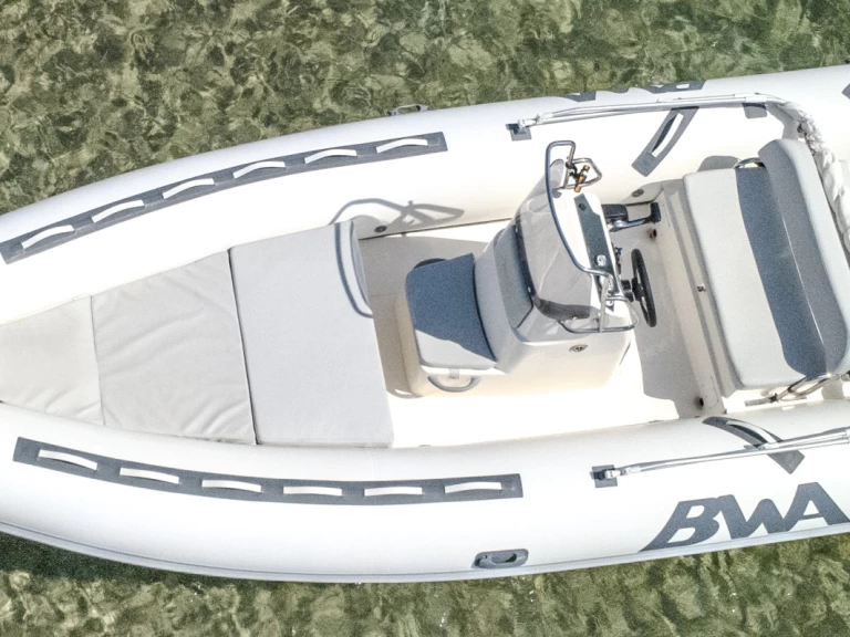 Louer Semi-rigide avec ou sans skipper Bwa à Cannigione