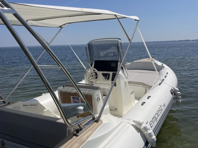 Louer Semi-rigide avec ou sans skipper Capelli à Biscarrosse