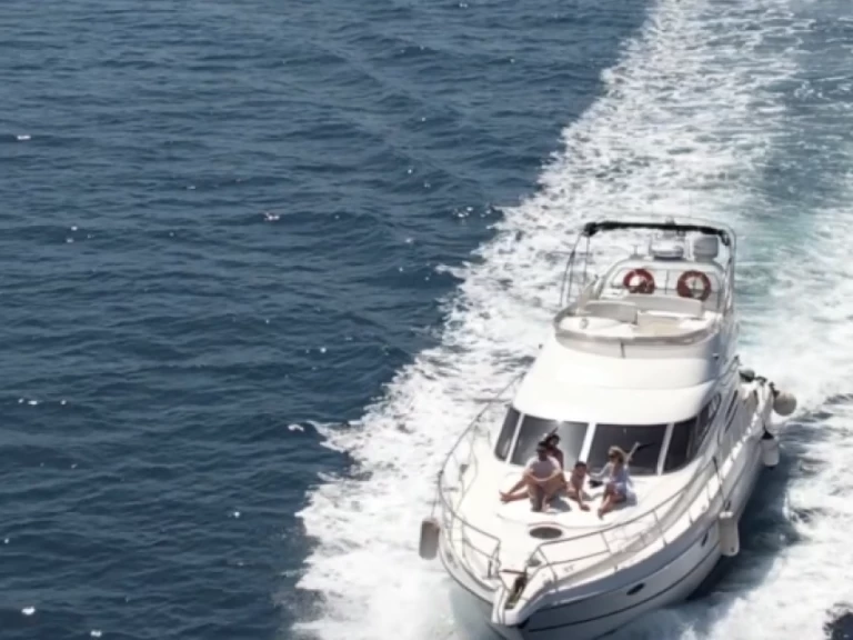 Bateau à moteur à louer à Himarë au meilleur prix