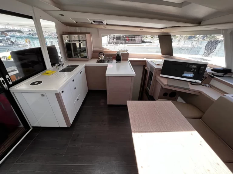 Location bateau Fountaine Pajot Astrea 42 à Pula sur Samboat