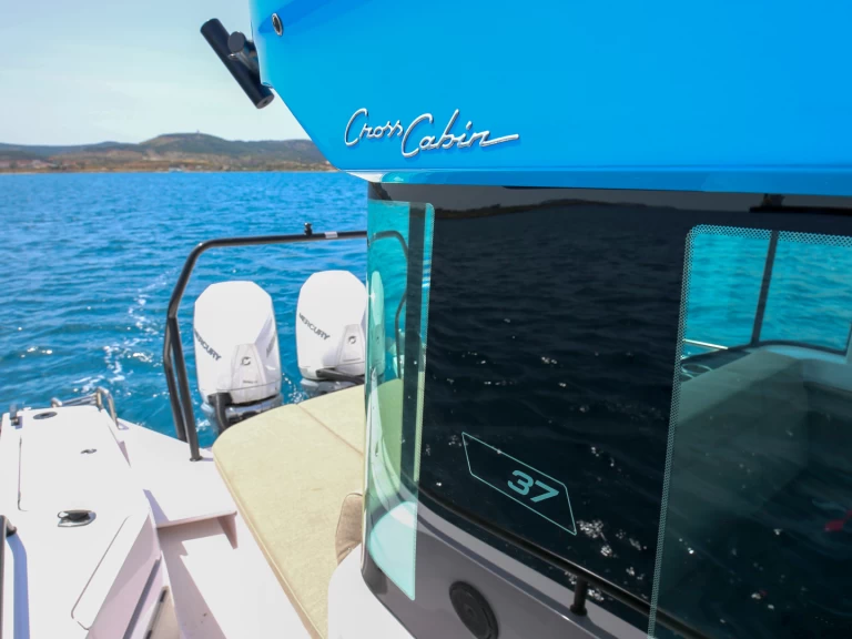 Louez un Axopar Axopar 37 XC Cross Cabin à Lávrio