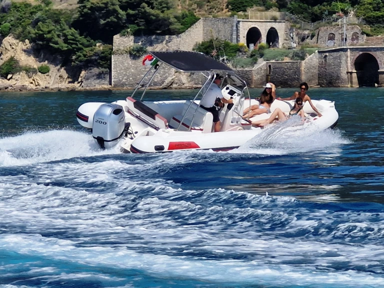 Louer Semi-rigide avec ou sans skipper Arkos à Vintimille