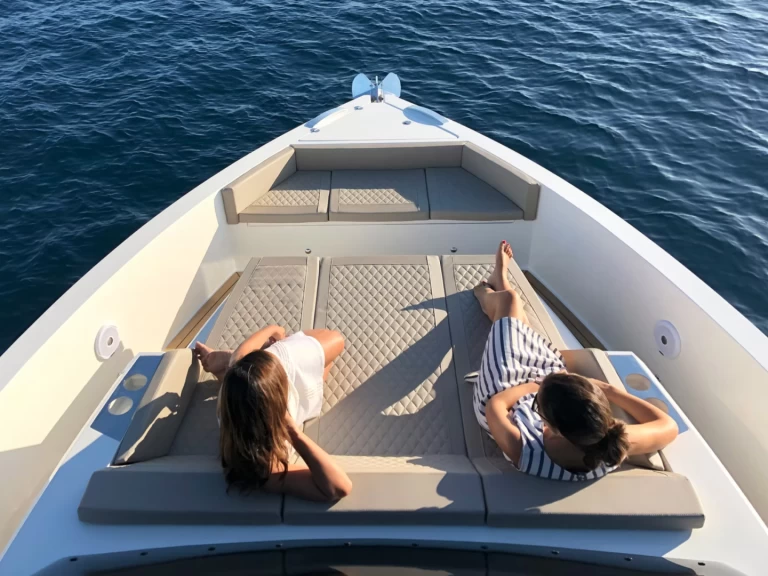 Location Bateau à moteur DEANTONIO YACHTS avec permis