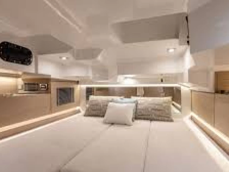 Location bateau Jeanneau cap camarat 10.5 CC à Antibes sur Samboat