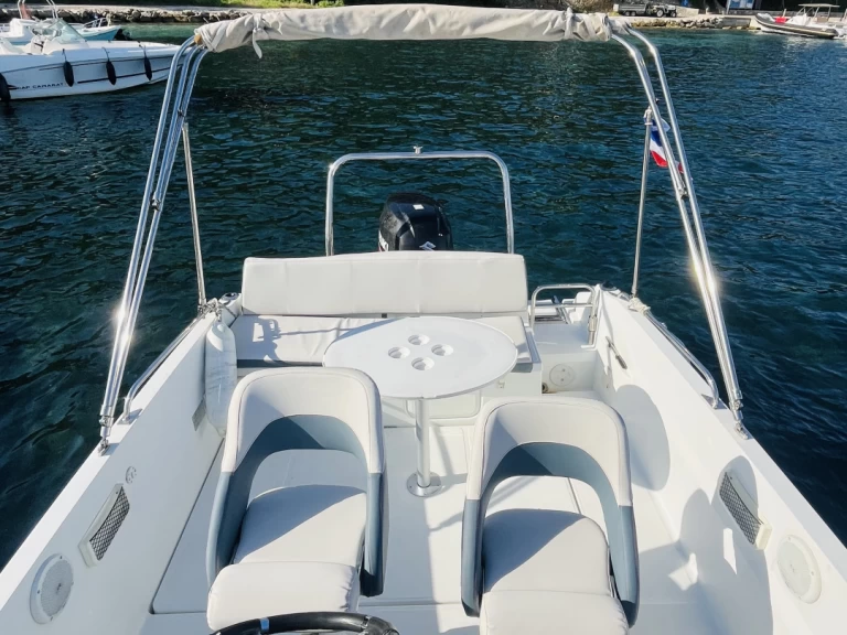 Location bateau Jeanneau Cap Camarat 5.5 WA Serie 2 à Antibes sur Samboat