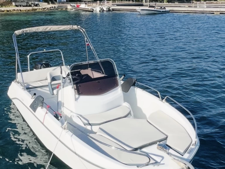 Louer Bateau à moteur avec ou sans skipper Jeanneau à Antibes