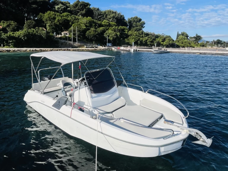 Location Bateau à moteur Jeanneau avec permis