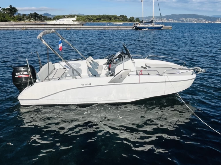 Bateau à moteur à louer à Antibes au meilleur prix