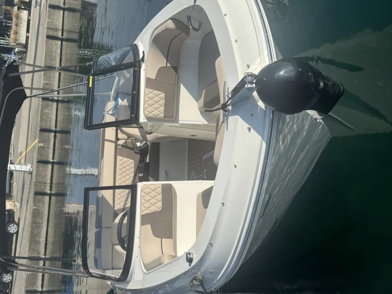 Bateau à moteur à louer à Lausanne au meilleur prix