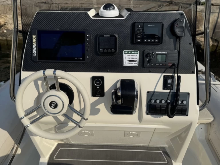 Louer Semi-rigide avec ou sans skipper Nouva jolly à Tal-Pietà