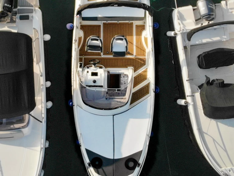 Bateau à moteur à louer à Šimuni au meilleur prix