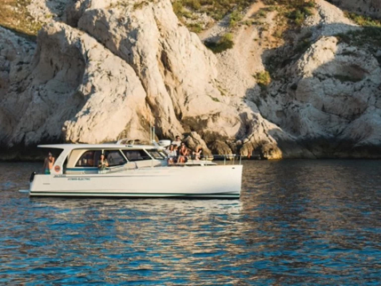 Location Bateau à moteur à Marseille - Greenline Greenline 33